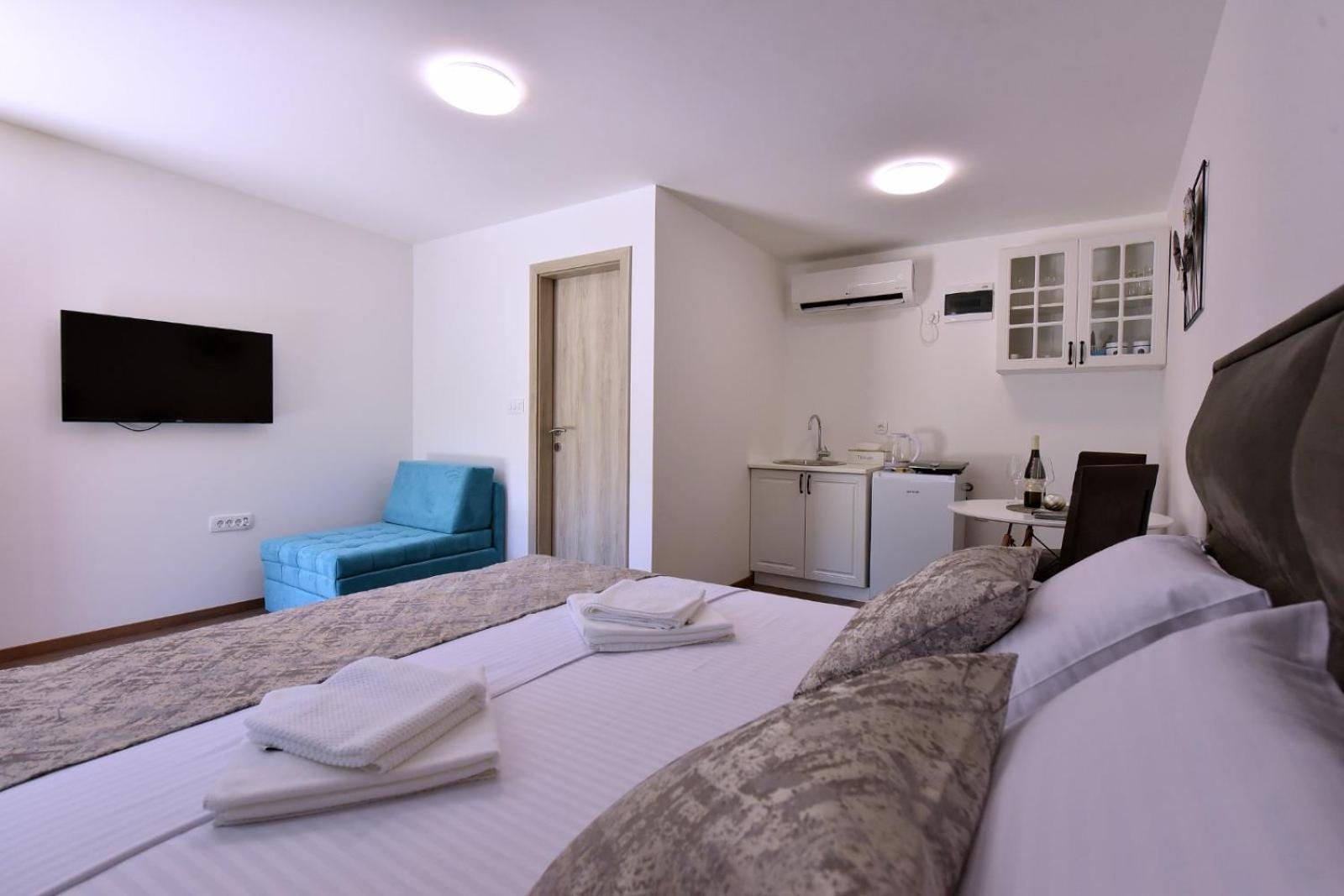Airport Apartments Tri Hrasta Podgorica Ngoại thất bức ảnh