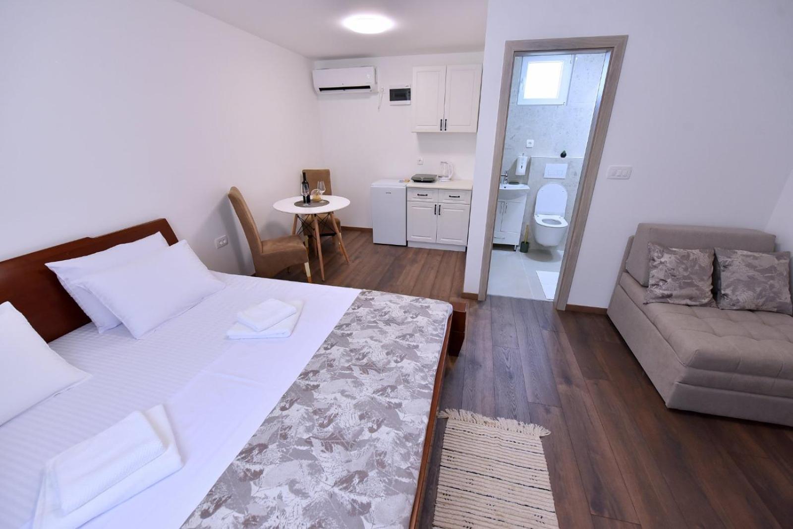 Airport Apartments Tri Hrasta Podgorica Ngoại thất bức ảnh