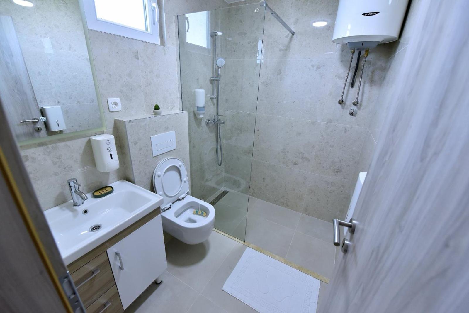 Airport Apartments Tri Hrasta Podgorica Ngoại thất bức ảnh