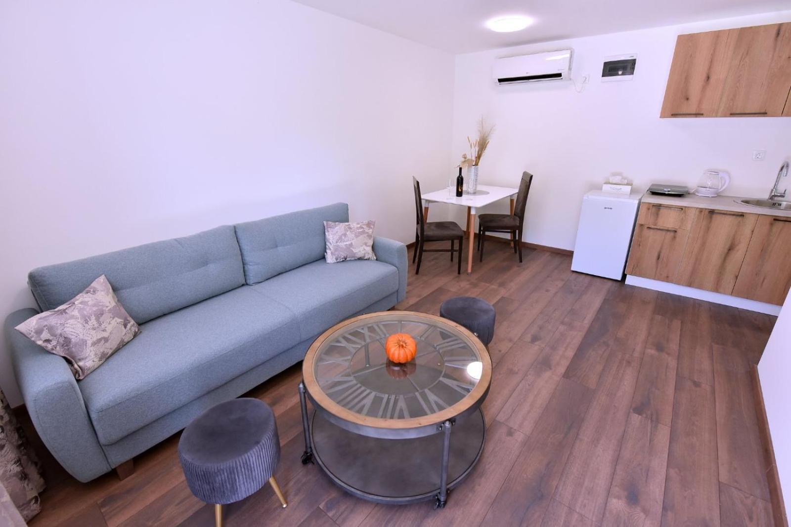 Airport Apartments Tri Hrasta Podgorica Ngoại thất bức ảnh