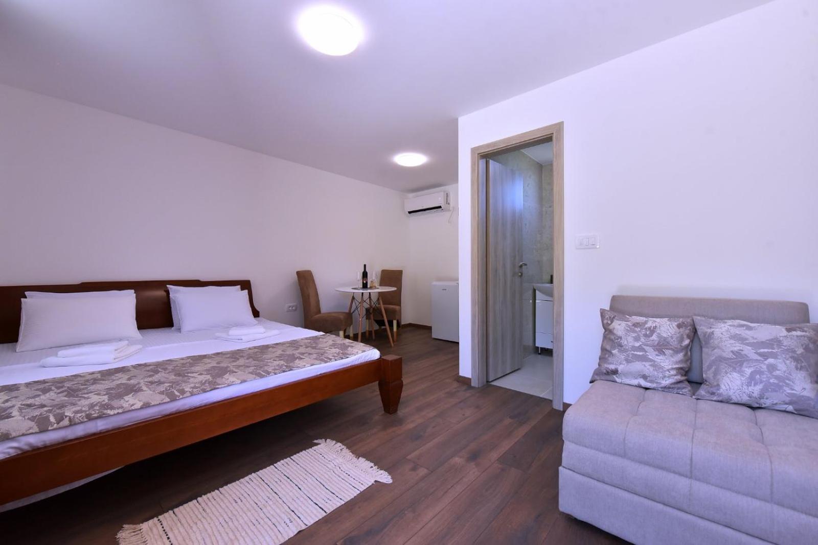 Airport Apartments Tri Hrasta Podgorica Ngoại thất bức ảnh