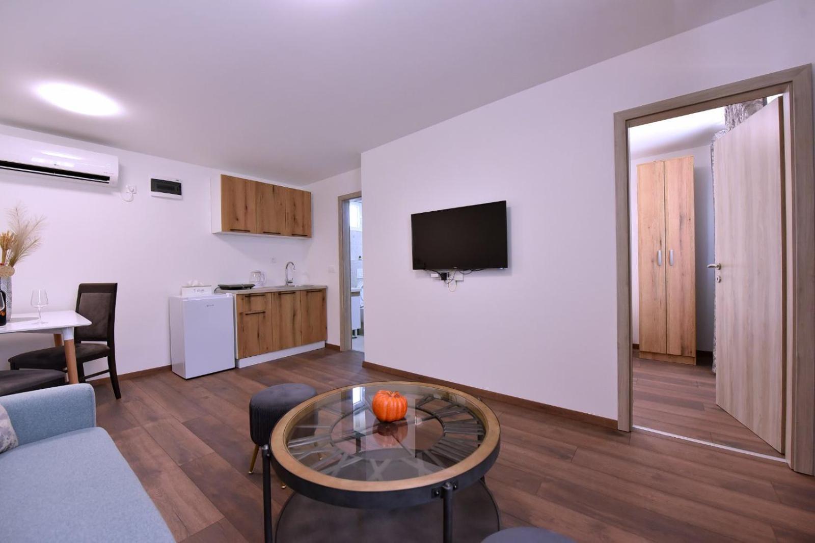Airport Apartments Tri Hrasta Podgorica Ngoại thất bức ảnh