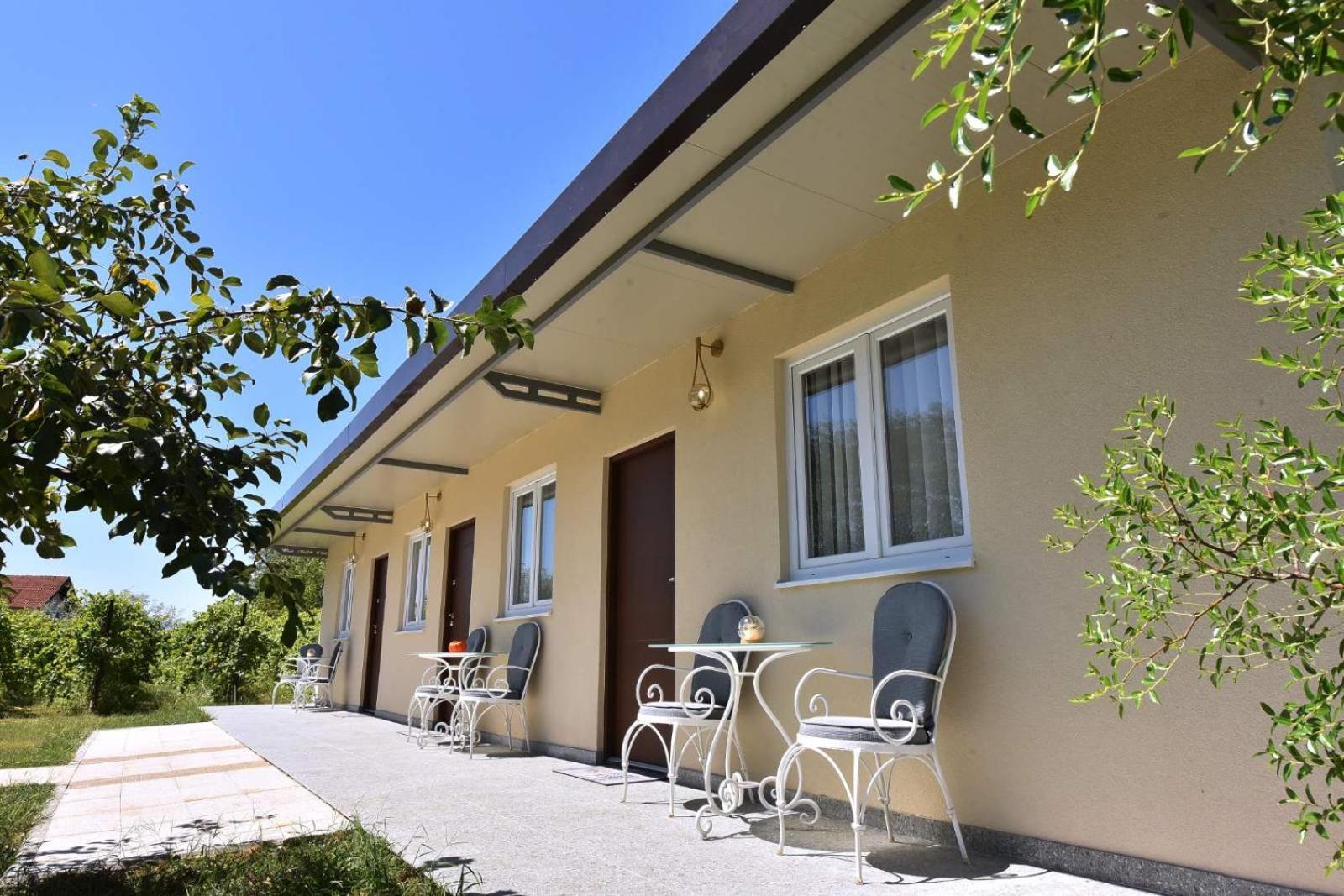 Airport Apartments Tri Hrasta Podgorica Ngoại thất bức ảnh